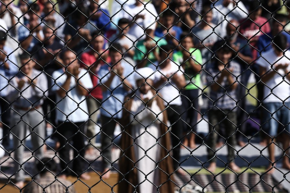 Οι μουσουλμάνοι πρόσφυγες στο Ελληνικό γιορτάζουν το τέλος του Ραμαζανιού [εντυπωσιακές εικόνες] | iefimerida.gr 6