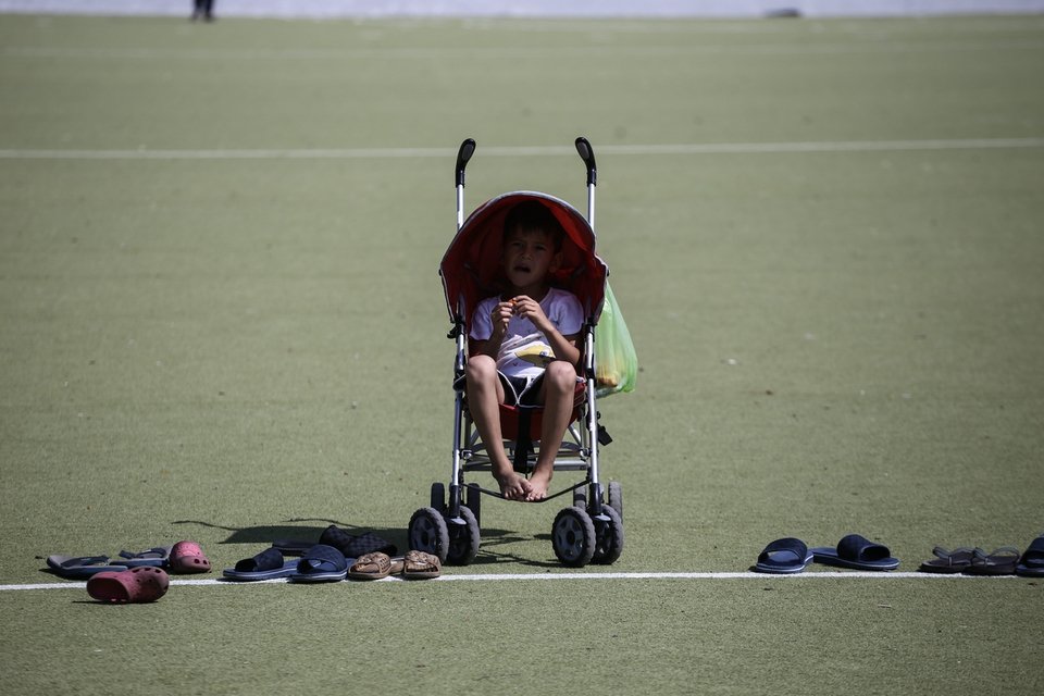 Οι μουσουλμάνοι πρόσφυγες στο Ελληνικό γιορτάζουν το τέλος του Ραμαζανιού [εντυπωσιακές εικόνες] | iefimerida.gr 8