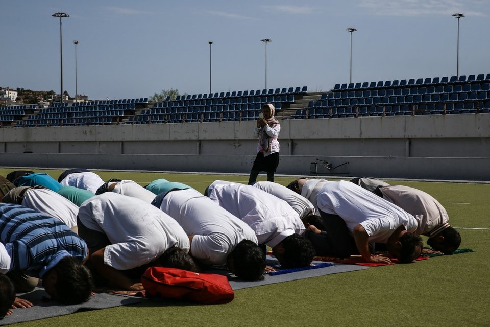Οι μουσουλμάνοι πρόσφυγες στο Ελληνικό γιορτάζουν το τέλος του Ραμαζανιού [εντυπωσιακές εικόνες] | iefimerida.gr 1