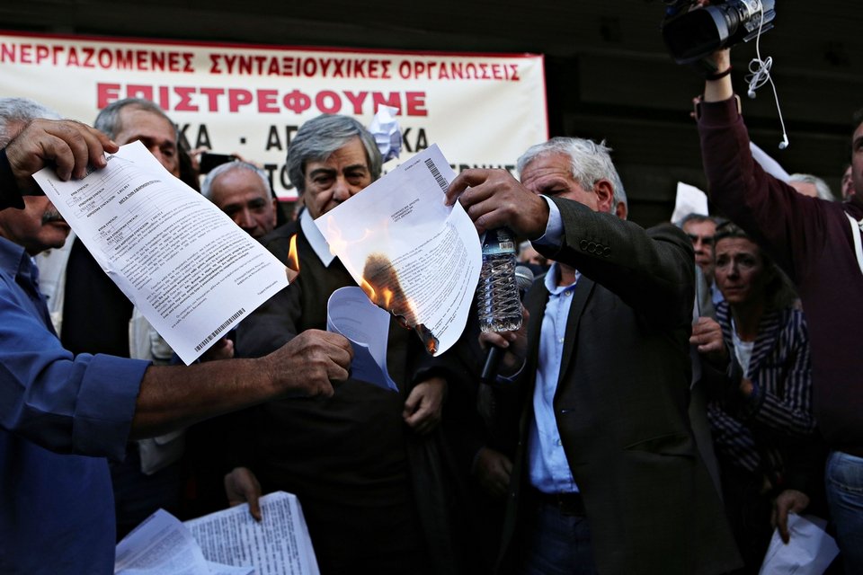 Χιλιάδες συνταξιούχοι έκαψαν τις επιστολές Κατρούγκαλου | iefimerida.gr 0