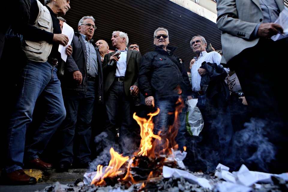Χιλιάδες συνταξιούχοι έκαψαν τις επιστολές Κατρούγκαλου | iefimerida.gr 1