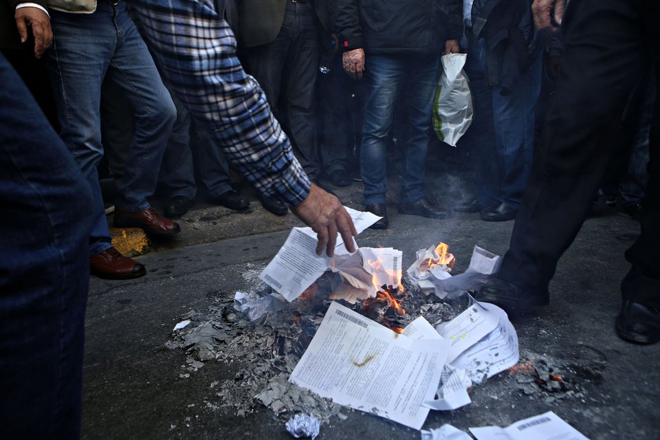 Χιλιάδες συνταξιούχοι έκαψαν τις επιστολές Κατρούγκαλου | iefimerida.gr 2