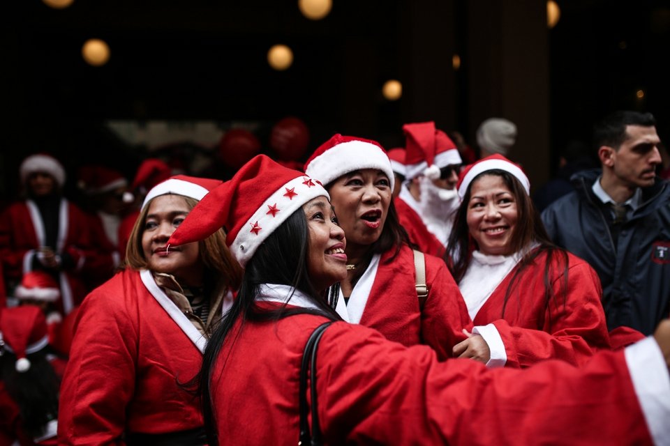 Αγιοβασίληδες σε όλον τον κόσμο για καλό σκοπό- Γιορτινή ατμόσφαιρα σε Αθήνα, Λονδίνο, Ουγγαρία, ΗΠΑ [εικόνες] | iefimerida.gr 3