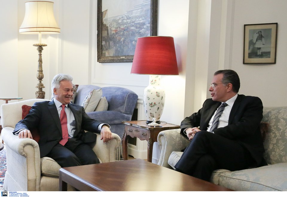 Τετ α τετ Κουμουτσάκου με τον Βρετανό υπουργό Επικρατείας -Για το Κυπριακό [εικόνες] | iefimerida.gr 0