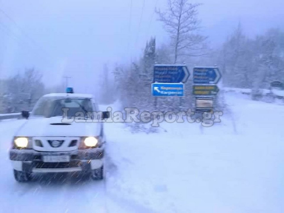 Ισχυρή χιονόπτωση στη Λαμία -Με αλυσίδες η κυκλοφορία των αυτοκινήτων, ακόμα και στο κέντρο της πόλης [εικόνες] | iefimerida.gr 0