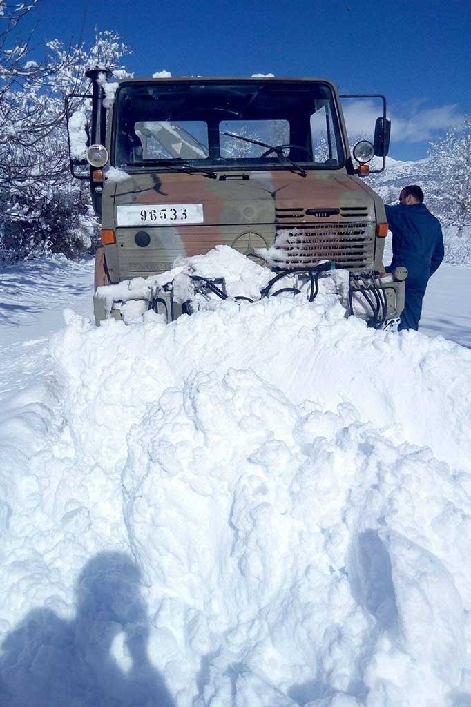 Δεν τα σταματάει ο παγετός -Τα εκχιονιστικά οχήματα της Πολεμικής Αεροπορίας άνοιξαν τους δρόμους σε Αχαρνές και Λασίθι [εικόνες & βίντεο] | iefimerida.gr 1