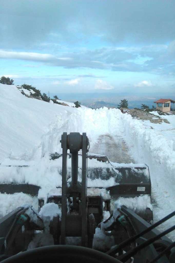 Δεν τα σταματάει ο παγετός -Τα εκχιονιστικά οχήματα της Πολεμικής Αεροπορίας άνοιξαν τους δρόμους σε Αχαρνές και Λασίθι [εικόνες & βίντεο] | iefimerida.gr 3