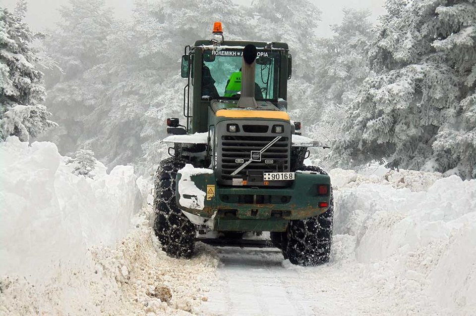 Δεν τα σταματάει ο παγετός -Τα εκχιονιστικά οχήματα της Πολεμικής Αεροπορίας άνοιξαν τους δρόμους σε Αχαρνές και Λασίθι [εικόνες & βίντεο] | iefimerida.gr 6