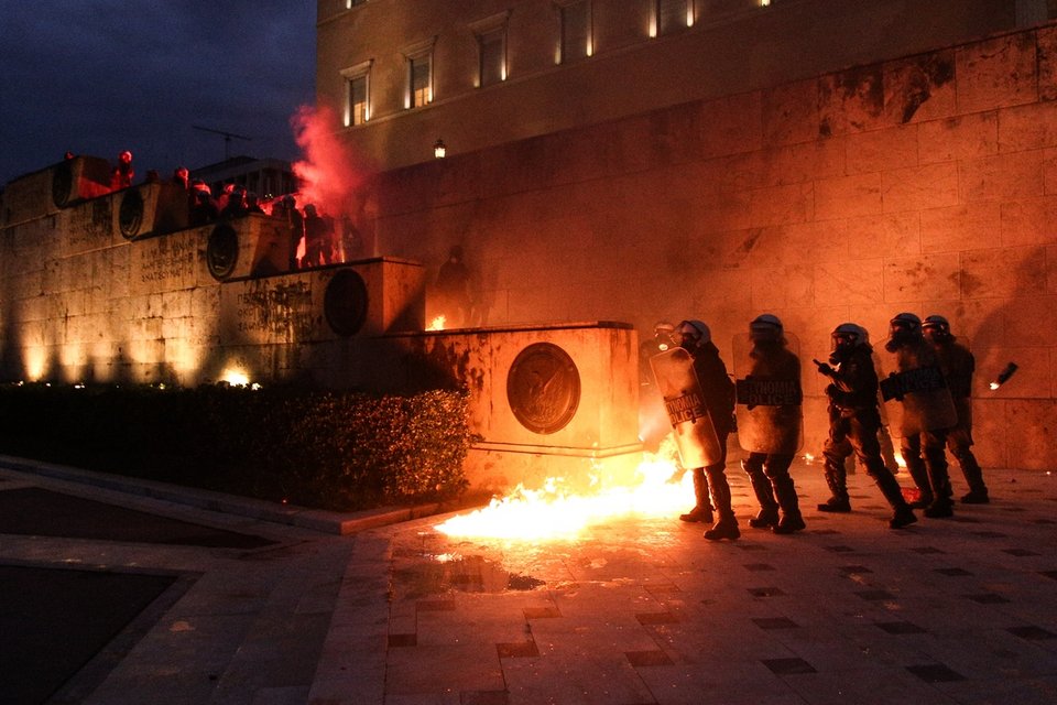 Αναρχικοί έκαψαν το φυλάκιο του Αγνωστου Στρατιώτη [εικόνες] | iefimerida.gr 11
