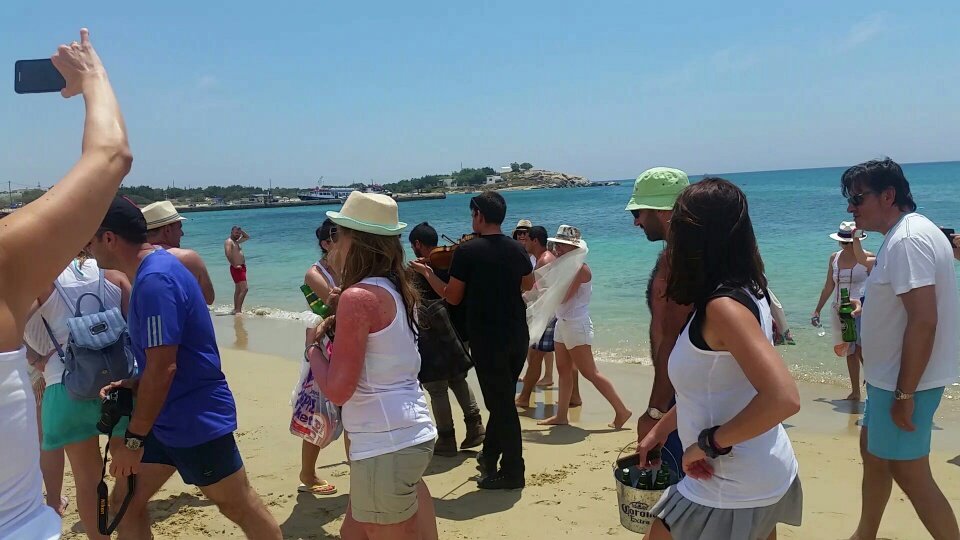 Γιόρτασαν σε παραλία της Νάξου τα 10 χρόνια γνωριμίας τους [εικόνες&βίντεο] | iefimerida.gr 3