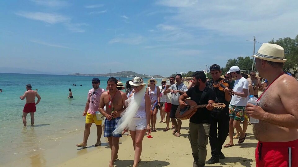 Γιόρτασαν σε παραλία της Νάξου τα 10 χρόνια γνωριμίας τους [εικόνες&βίντεο] | iefimerida.gr 0