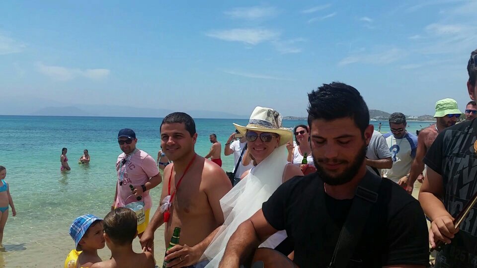 Γιόρτασαν σε παραλία της Νάξου τα 10 χρόνια γνωριμίας τους [εικόνες&βίντεο] | iefimerida.gr 1