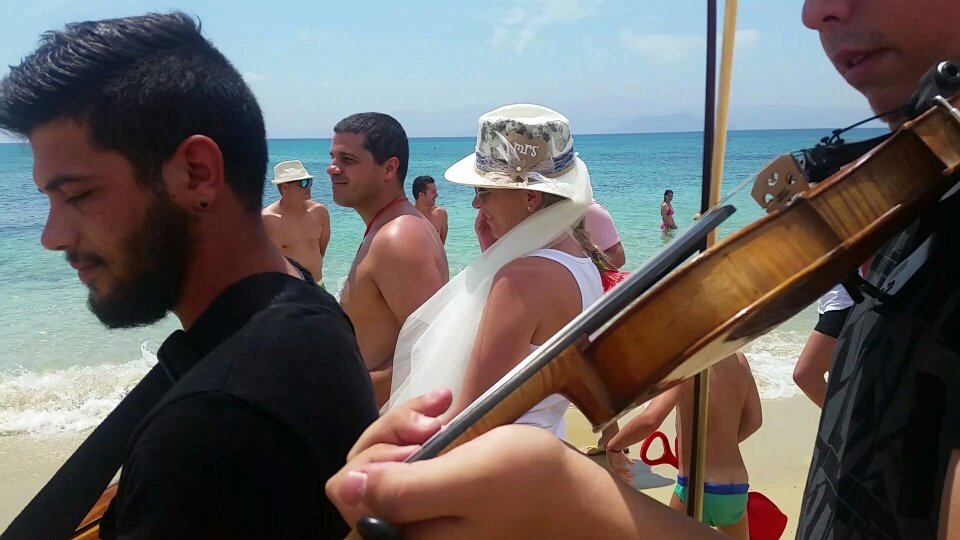 Γιόρτασαν σε παραλία της Νάξου τα 10 χρόνια γνωριμίας τους [εικόνες&βίντεο] | iefimerida.gr 2