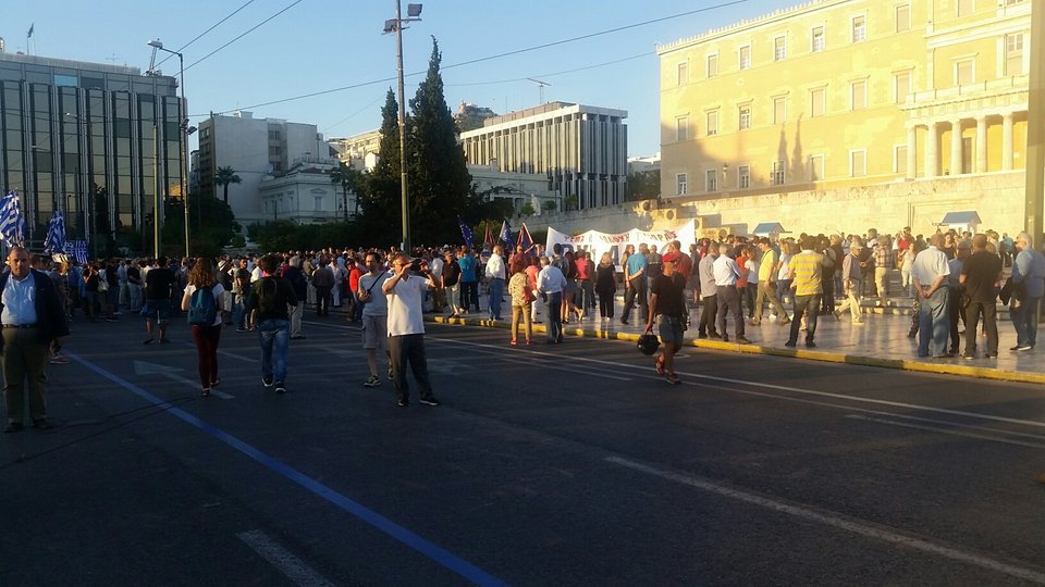 Στο Σύνταγμα οι «Παραιτηθείτε» διαδήλωσαν κατά της κυβέρνησης: «Φύγετε, μας εξαπατήσατε» [εικόνες] | iefimerida.gr 15