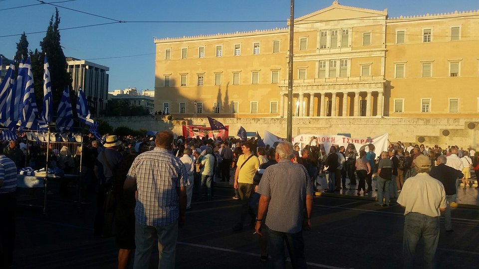 Στο Σύνταγμα οι «Παραιτηθείτε» διαδήλωσαν κατά της κυβέρνησης: «Φύγετε, μας εξαπατήσατε» [εικόνες] | iefimerida.gr 16