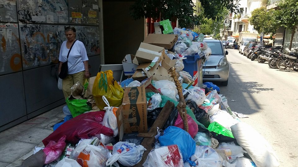 Αρχισαν οι ψεκασμοί στα σκουπίδια -Τοξικό κοκτέιλ η αποσύνθεση με τον καύσωνα [εικόνες]  | iefimerida.gr 3