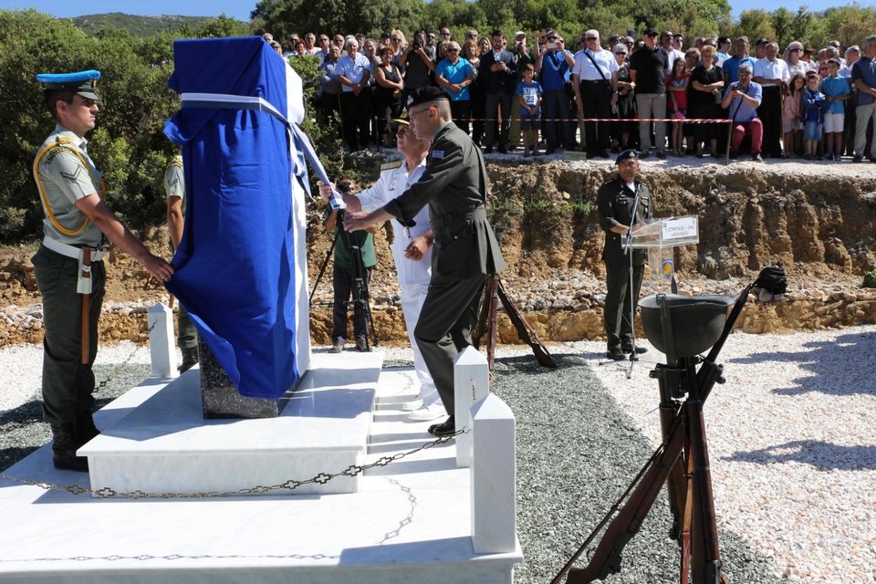 Μνημείο για τους αξιωματικούς της αεροπορίας που έπεσαν με το ελικόπτερο στο Σαραντάπορο [εικόνες] | iefimerida.gr 0