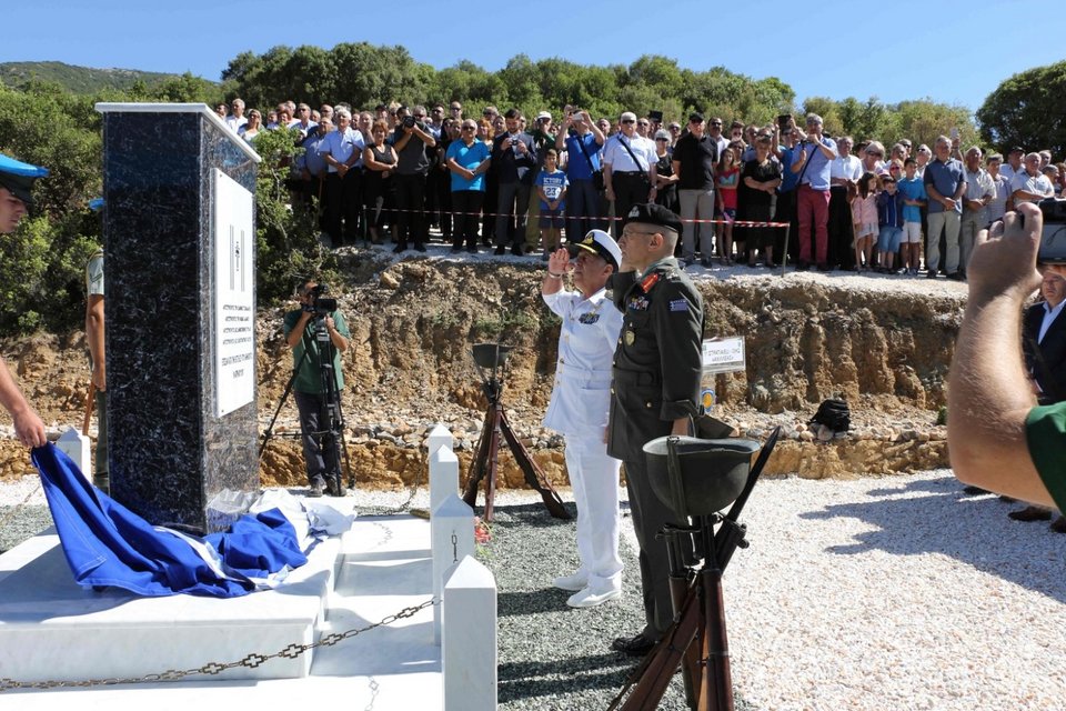 Μνημείο για τους αξιωματικούς της αεροπορίας που έπεσαν με το ελικόπτερο στο Σαραντάπορο [εικόνες] | iefimerida.gr 1