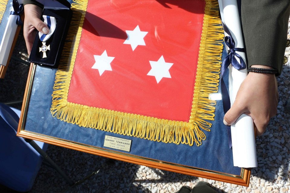 Μνημείο για τους αξιωματικούς της αεροπορίας που έπεσαν με το ελικόπτερο στο Σαραντάπορο [εικόνες] | iefimerida.gr 6