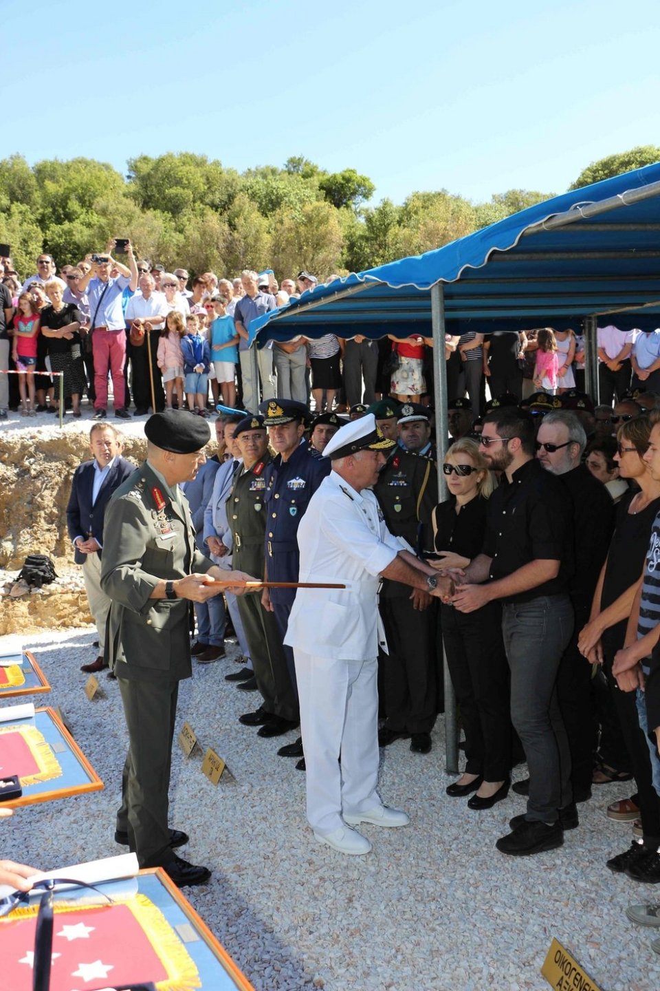 Μνημείο για τους αξιωματικούς της αεροπορίας που έπεσαν με το ελικόπτερο στο Σαραντάπορο [εικόνες] | iefimerida.gr 4