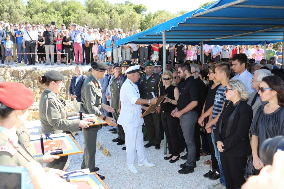 Μνημείο για τους αξιωματικούς της αεροπορίας που έπεσαν με το ελικόπτερο στο Σαραντάπορο [εικόνες] | iefimerida.gr 3