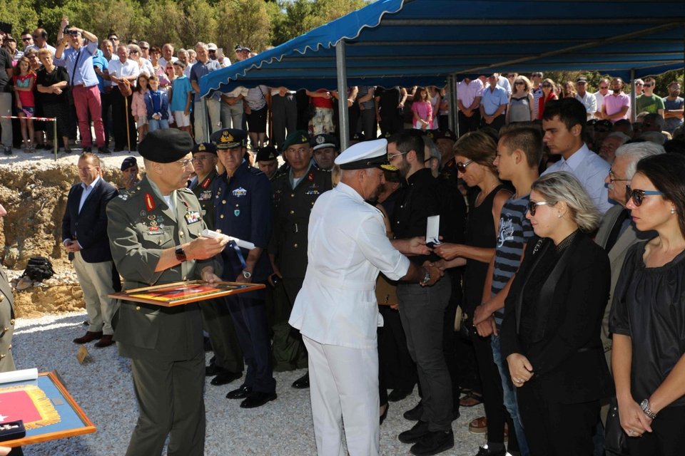 Μνημείο για τους αξιωματικούς της αεροπορίας που έπεσαν με το ελικόπτερο στο Σαραντάπορο [εικόνες] | iefimerida.gr 2