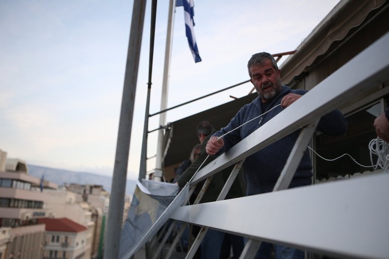 «Ντου» του ΠΑΜΕ με λοστάρια στο υπουργείο Εργασίας [εικόνες] | iefimerida.gr 11