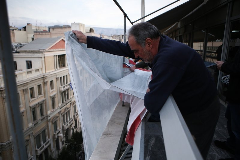 «Ντου» του ΠΑΜΕ με λοστάρια στο υπουργείο Εργασίας [εικόνες] | iefimerida.gr 9