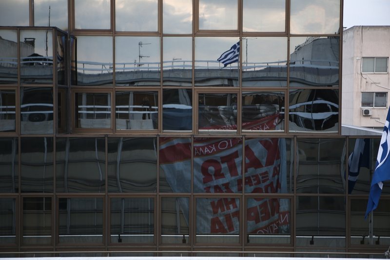 «Ντου» του ΠΑΜΕ με λοστάρια στο υπουργείο Εργασίας [εικόνες] | iefimerida.gr 8