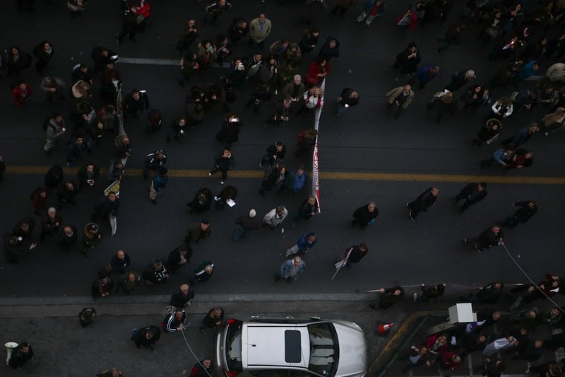 «Ντου» του ΠΑΜΕ με λοστάρια στο υπουργείο Εργασίας [εικόνες] | iefimerida.gr 5