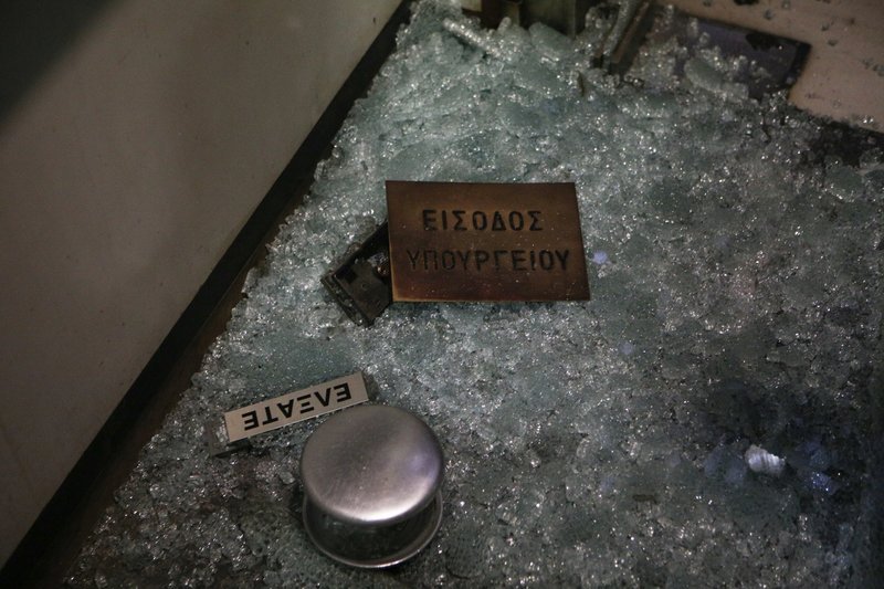 «Ντου» του ΠΑΜΕ με λοστάρια στο υπουργείο Εργασίας [εικόνες] | iefimerida.gr 4