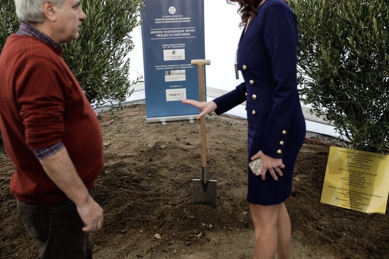 Ο Τσίπρας με φτυάρι, η Νοτοπούλου στα μπλε -Οσα έγιναν στην τελετή θεμελίωσης του Μουσείου Ολοκαυτώματος [εικόνες] | iefimerida.gr 3