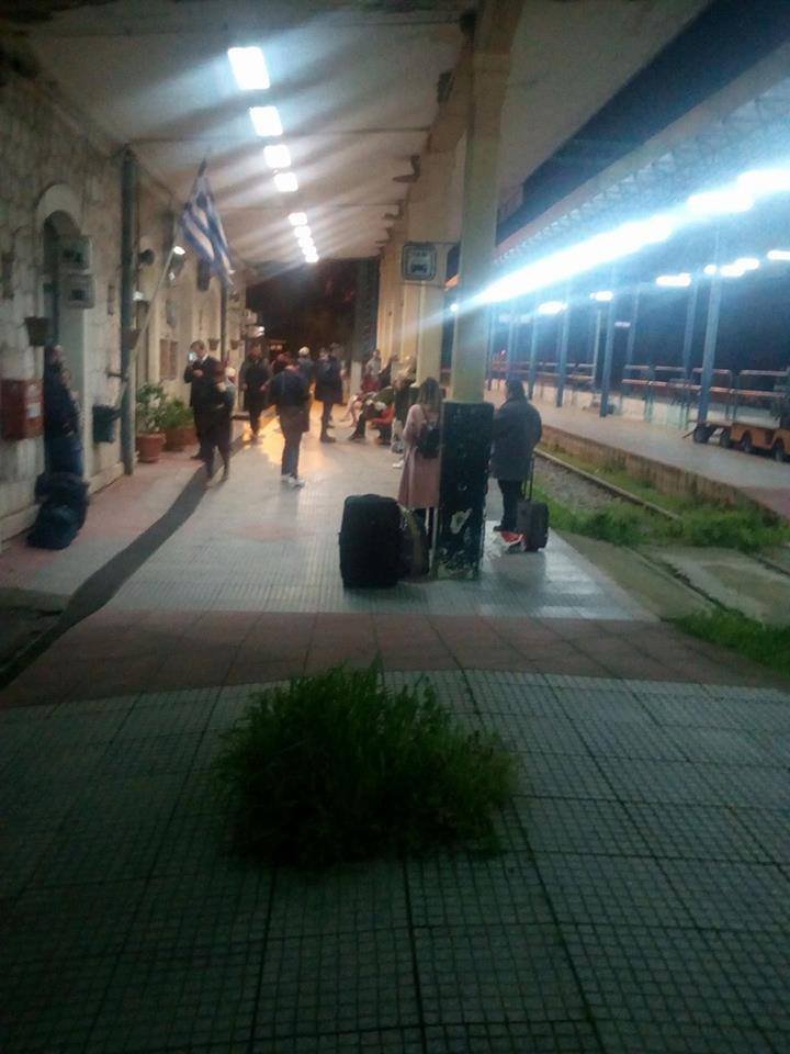  Εκτροχιάστηκε εμπορική αμαξοστοιχία στον σταθμό Κατερίνης [εικόνα] | iefimerida.gr 0