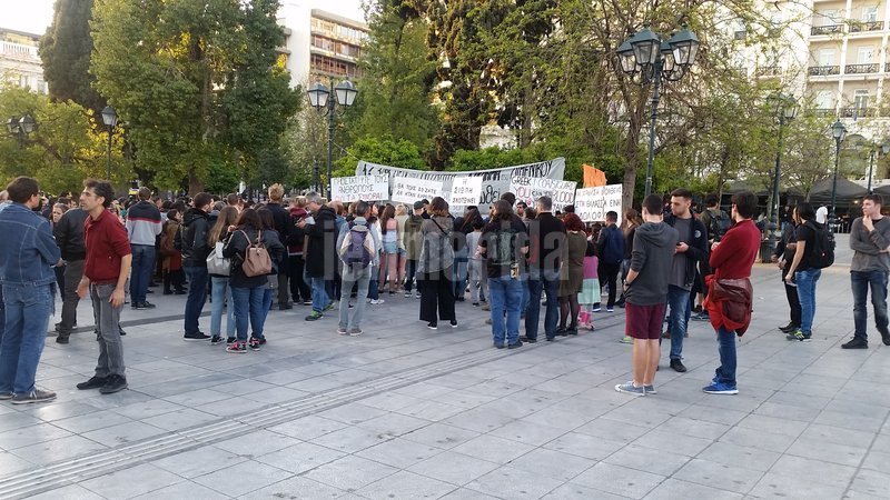 Συγκέντρωση διαμαρτυρίας στο Σύνταγμα για τους νεκρούς πρόσφυγες στο Αγαθονήσι [εικόνες] | iefimerida.gr 4