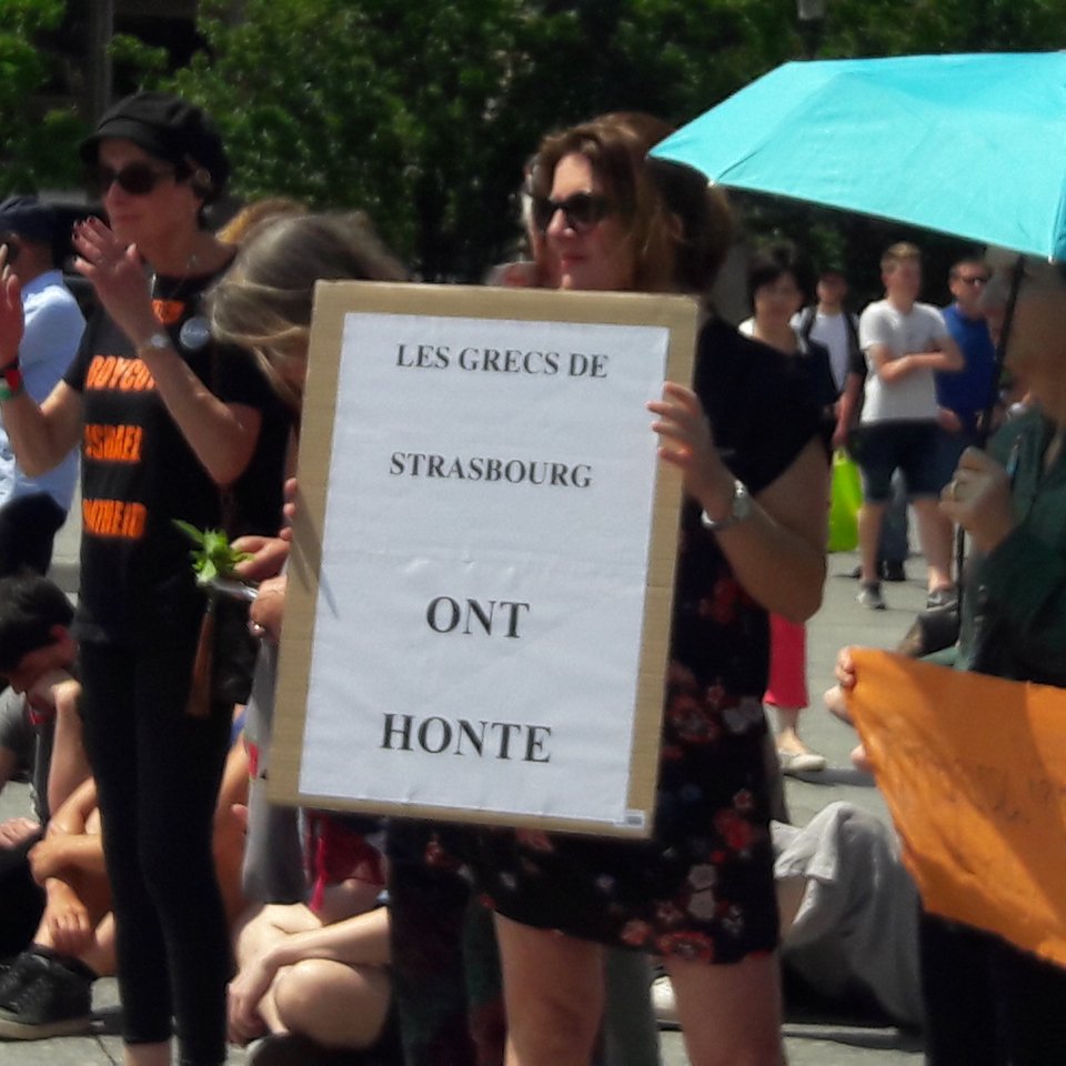 O Μελανσόν διαδηλώνει κατά της Χρυσής Αυγής -Να φύγει από συνέδριο στο Στρασβούργο [εικόνα] | iefimerida.gr 0