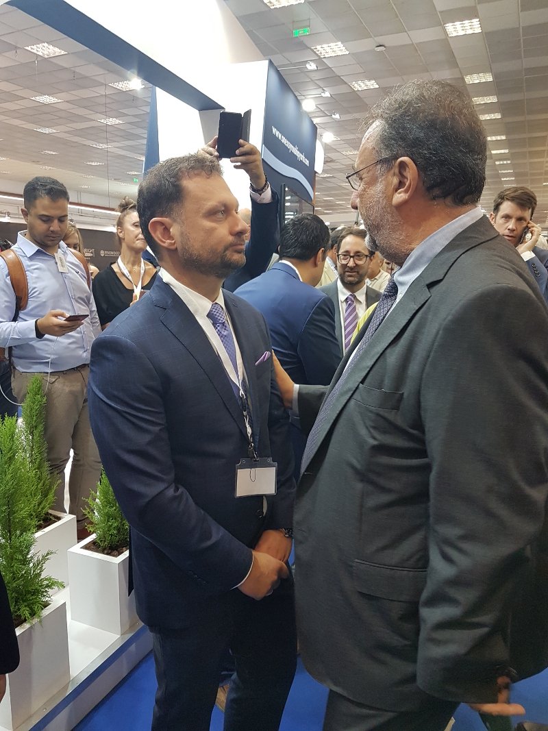 Ο επικεφαλής της ONEX Shipyards Πάνος Ξενοκώστας στο περίπτερο της εταιρίας με τον Στέργιο Πιτσιόρλα