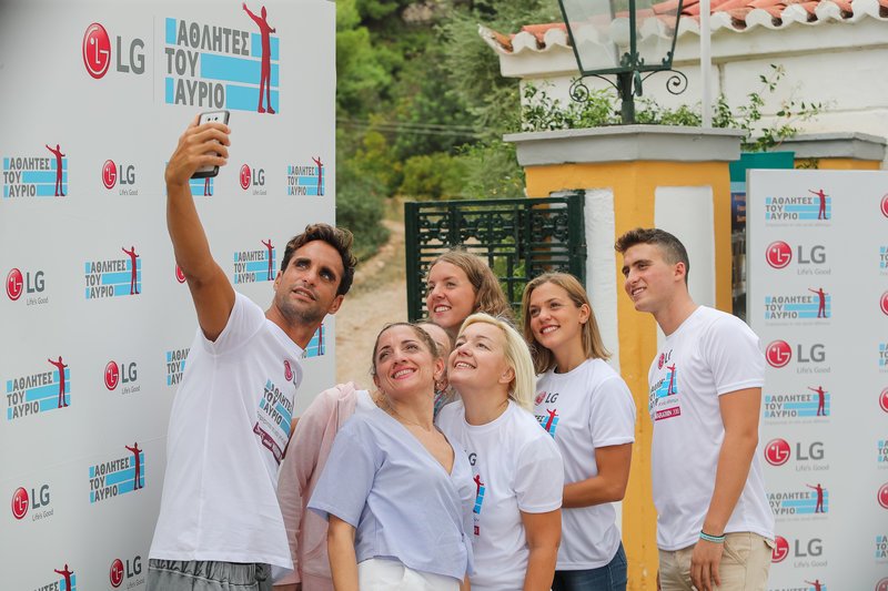 Ο Γιάννης Δρυμωνάκος, η Τζώρτζια Σταυροπούλου, η Μαρίνα Κουταρέλλη, οι αδελφες Δαμασιώτη και ο Αποστολος Παπαστάμος βγάζουν σέλφι.