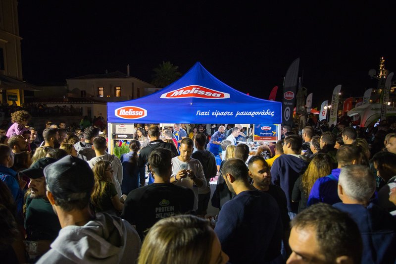 Οι εκπλήξεις συνεχίστηκαν με εκδηλώσεις το βράδυ του Σαββάτου.