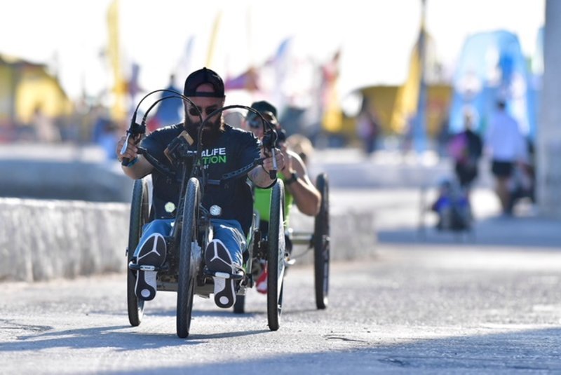 Ο Μάκης Καλαράς κατέγραψε ρεκόρ διαδρομής με αμαξίδιο στα 25 χλμ. τρέξιμο
