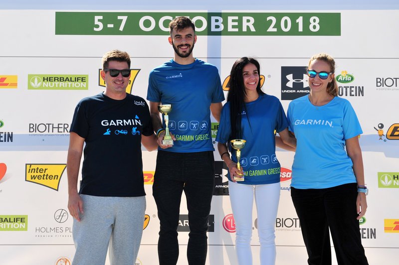 Ο Τασος Κανελλόπουλος και Νανσυ Ζαμπέλη από τη Garmin βραβεύουν το Θανο Καλακο και την Ανθη Κυριακοπουλου, πρωτους στα 5κ χιλιόμετρα.