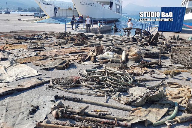H εθελοντική ομάδα Aegean Rebreath καθάρισε το λιμάνι του νησιού.