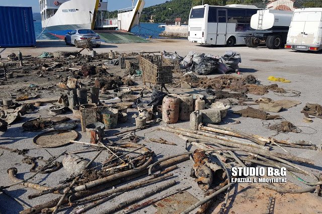 Ανθρώπινα απόβλητα, καραβόπανα, λάστιχα, δίχτυα, γυάλινα ποτήρια, μπουκάλια.