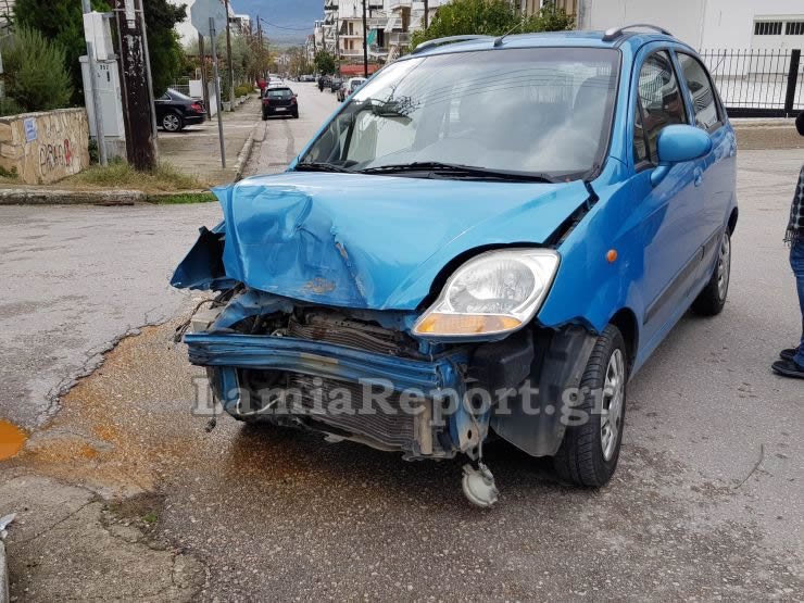 Από καθαρή τύχη δεν τραυματίστηκε το μικρό παιδάκι που ήταν μέσα στο Renault./φωτογραφία:lamiareport.gr