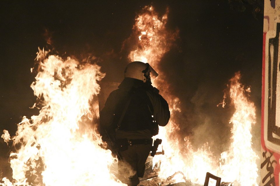 «Κόλαση» στα Εξάρχεια: Πετούν μολότοφ από τις ταράτσες -Τέσσερις τραυματίες | iefimerida.gr 12