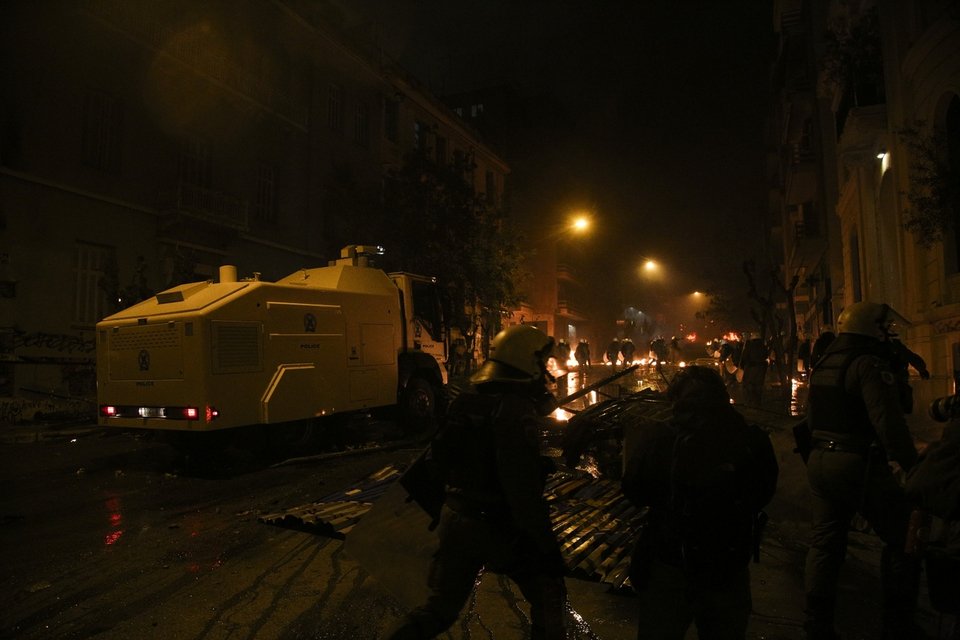 «Κόλαση» στα Εξάρχεια: Πετούν μολότοφ από τις ταράτσες -Τέσσερις τραυματίες | iefimerida.gr 11