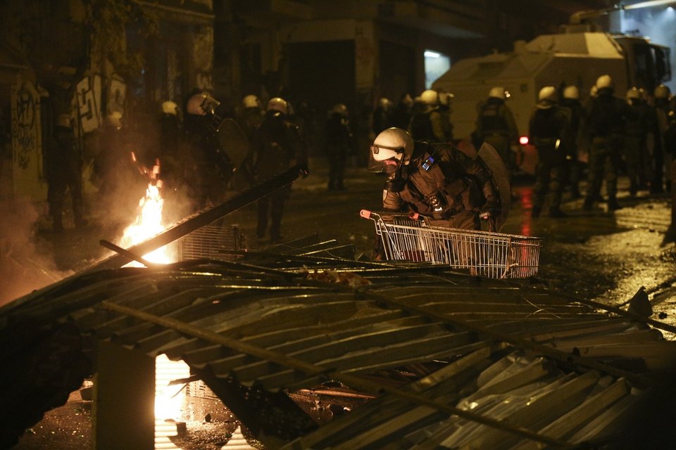 «Κόλαση» στα Εξάρχεια: Πετούν μολότοφ από τις ταράτσες -Τέσσερις τραυματίες | iefimerida.gr 10