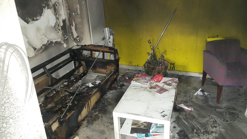 Εμπρηστική επίθεση στο Κέντρο Πρόληψης και εξέτασης «Checkpoint» στο Μοναστηράκι [εικόνες] | iefimerida.gr 1