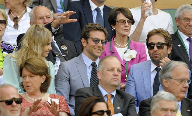 O Mπράντλεϊ Κούπερ και ο Τζέραρντ Μπάτλερ «χαριεντίζονται» στα επίσημα του Ουίμπλεντον [εικόνες] | iefimerida.gr 7