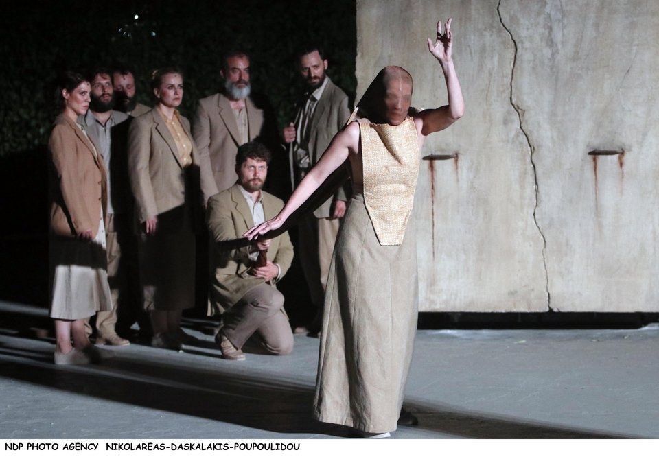 Σε αυτή την «Αντιγόνη» ο Χειλάκης παίζει και τον Κρέοντα και την Ευρυδίκη [εικόνες]  | iefimerida.gr 1