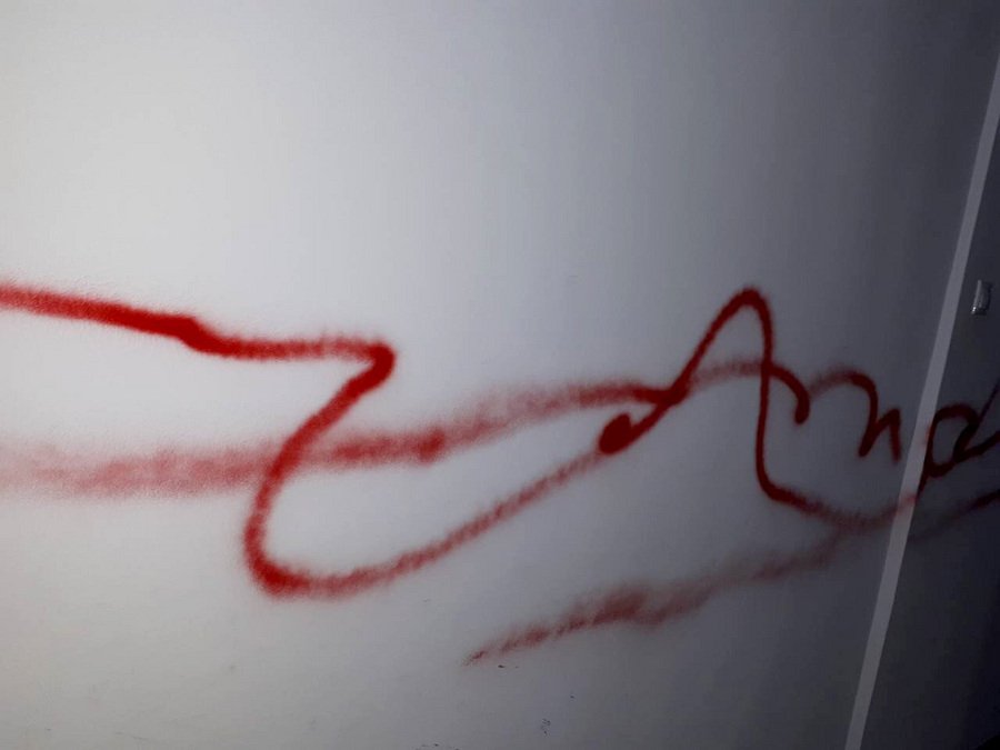 Εφτασαν μέχρι το διαμέρισμά του και έγραψαν με σπρέι στον τοίχο